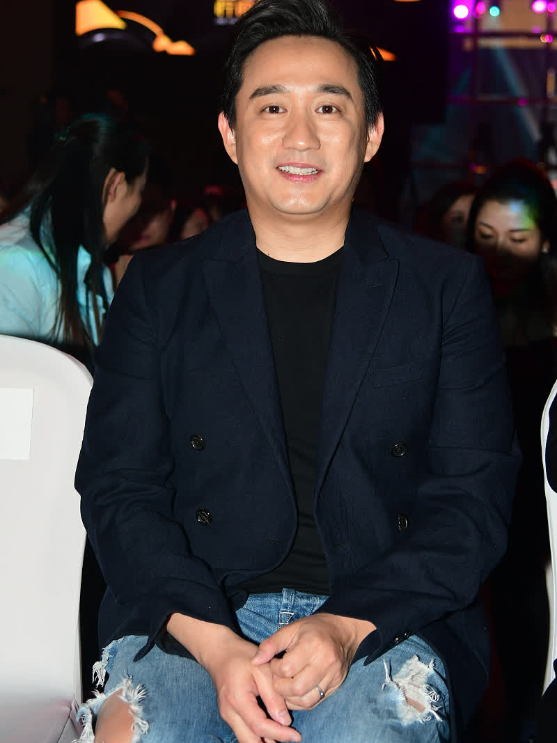 10月23日,黄磊引发热议,只因他在乌镇戏剧节上,拿着观众的手机就往地