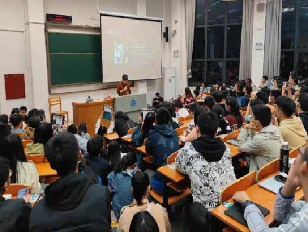 纪实:金融虎赖小民,敛财18亿,包养百位情妇,守着金库不敢花