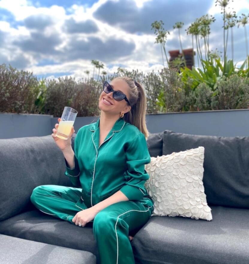 曼联集训首日一人正式回归!博格巴患病已无大碍,在家正常抱孩子