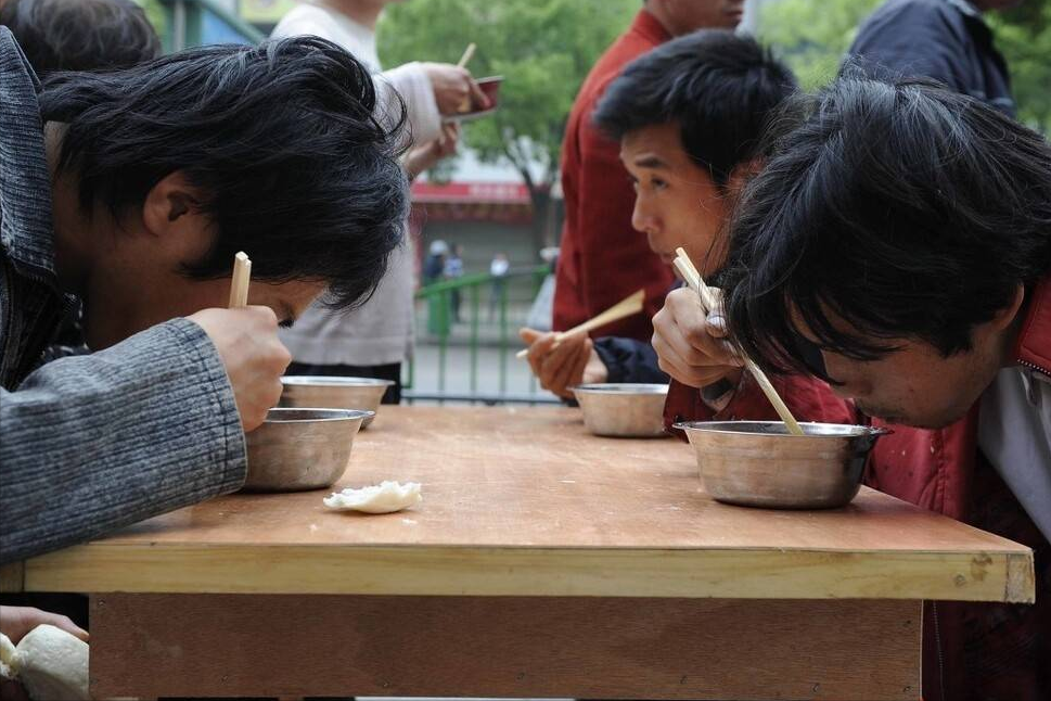 可惡!農民工討薪被毆打,鐵棍都打彎了,打人者還叫囂:服不服?