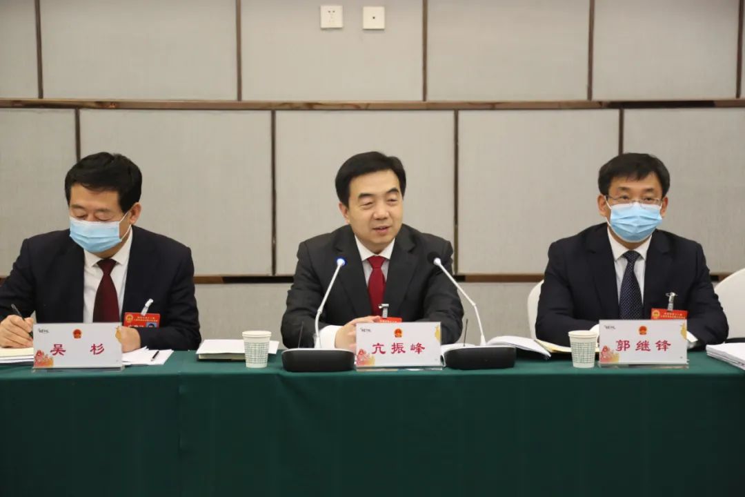 【聚焦两会】亢振峰参加市第十八届人民代表大会第六次会议代表团分组