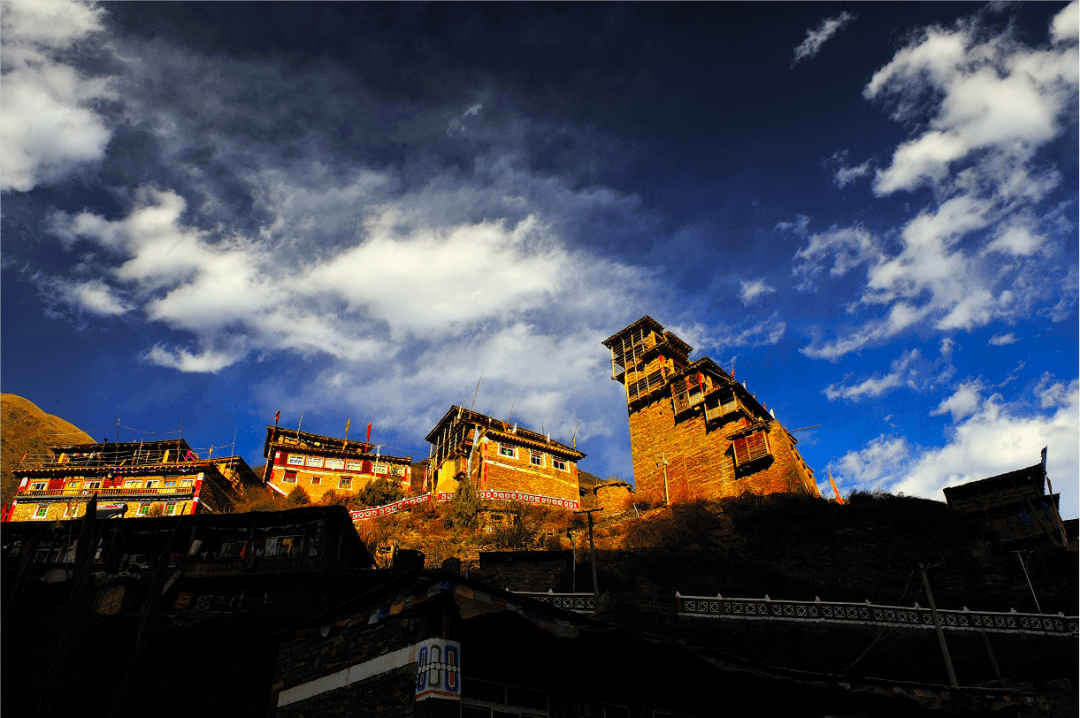 日斯满巴碉房:传说中的"藏族民居之王"