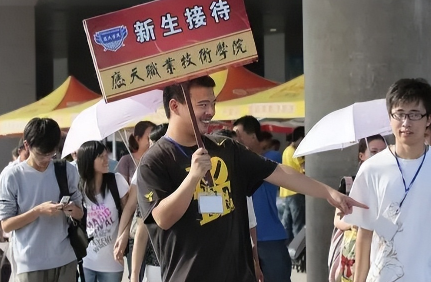 大一新生宿舍门上"标语"走红,辅导员哭出猪叫,校长:不得不服