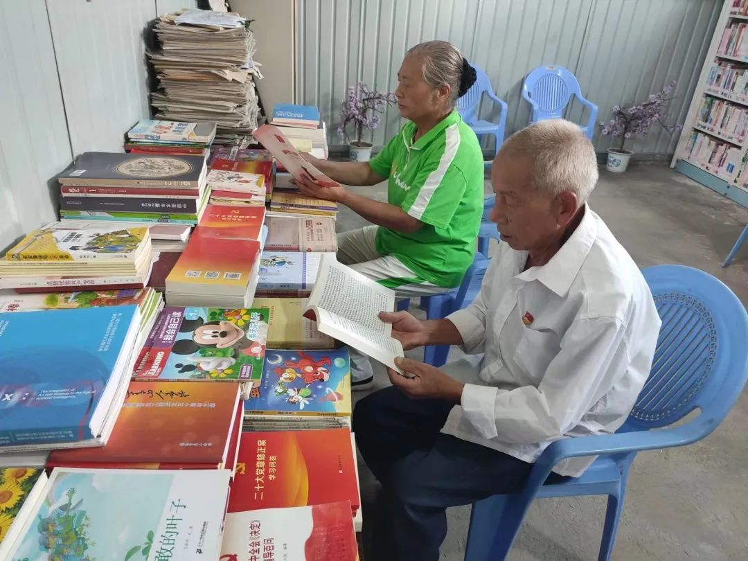 《中国火炬》杂志社为红河"五老"农家书屋捐赠图书