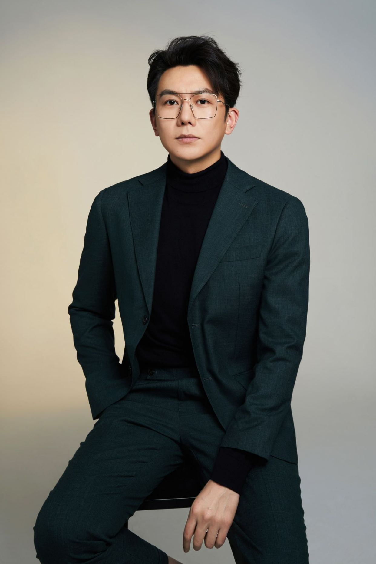 王聪生日写真曝光 绅士儒雅帅气值满分