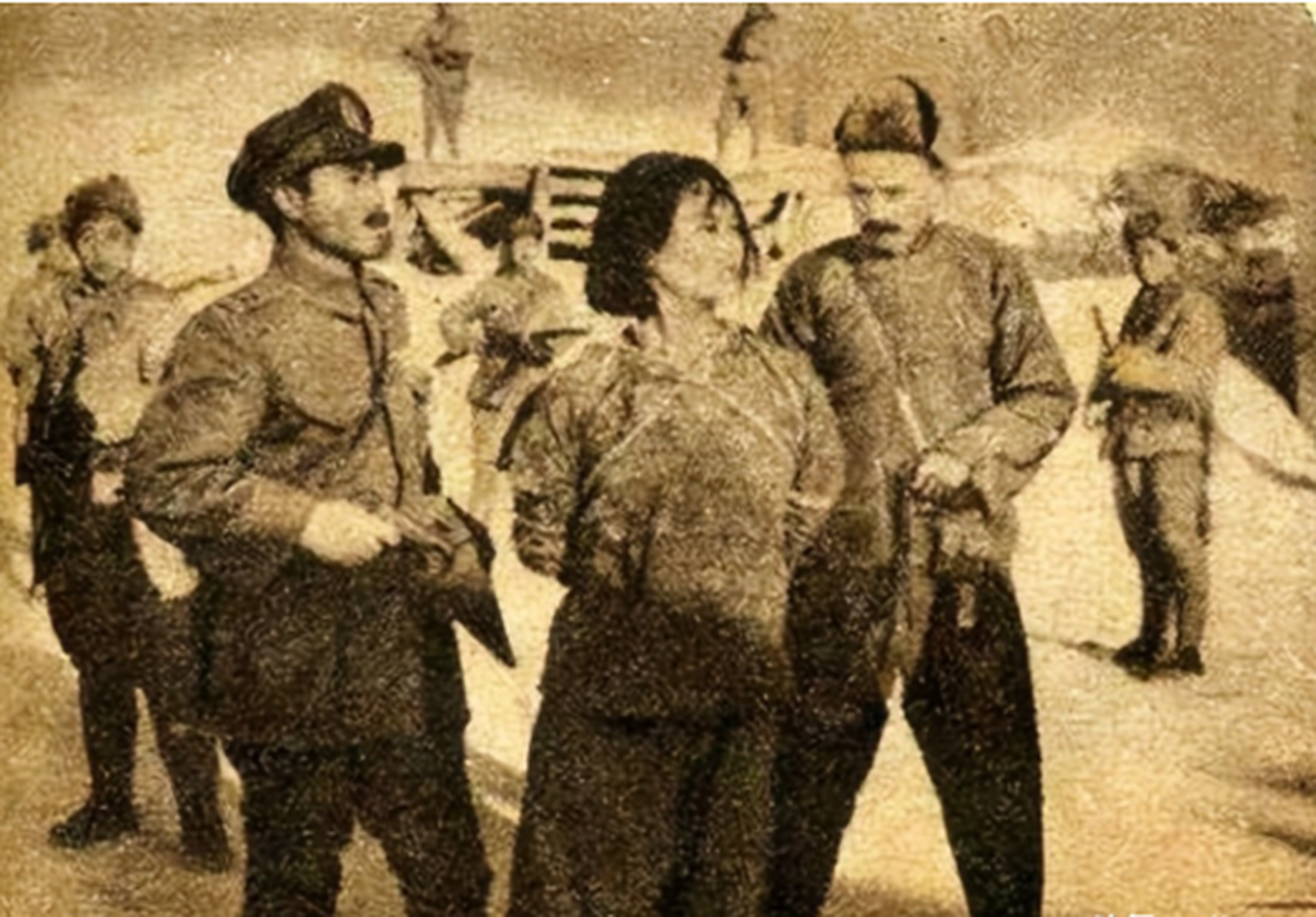 刑场上寒风凛冽,日军将徐德兰的衣服扒光后绑在木桩上,鬼子军官倒提着