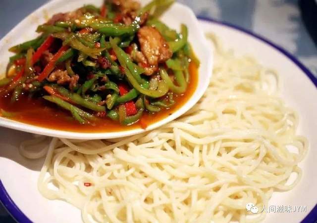 你知道新疆第一面是什么吗?托克逊拌面让你品尝古丝绸之路的风味