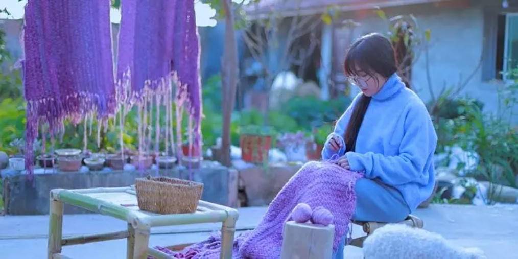 活出真实自我,李子柒虽有助理和摄像,依然自己主导视频创意