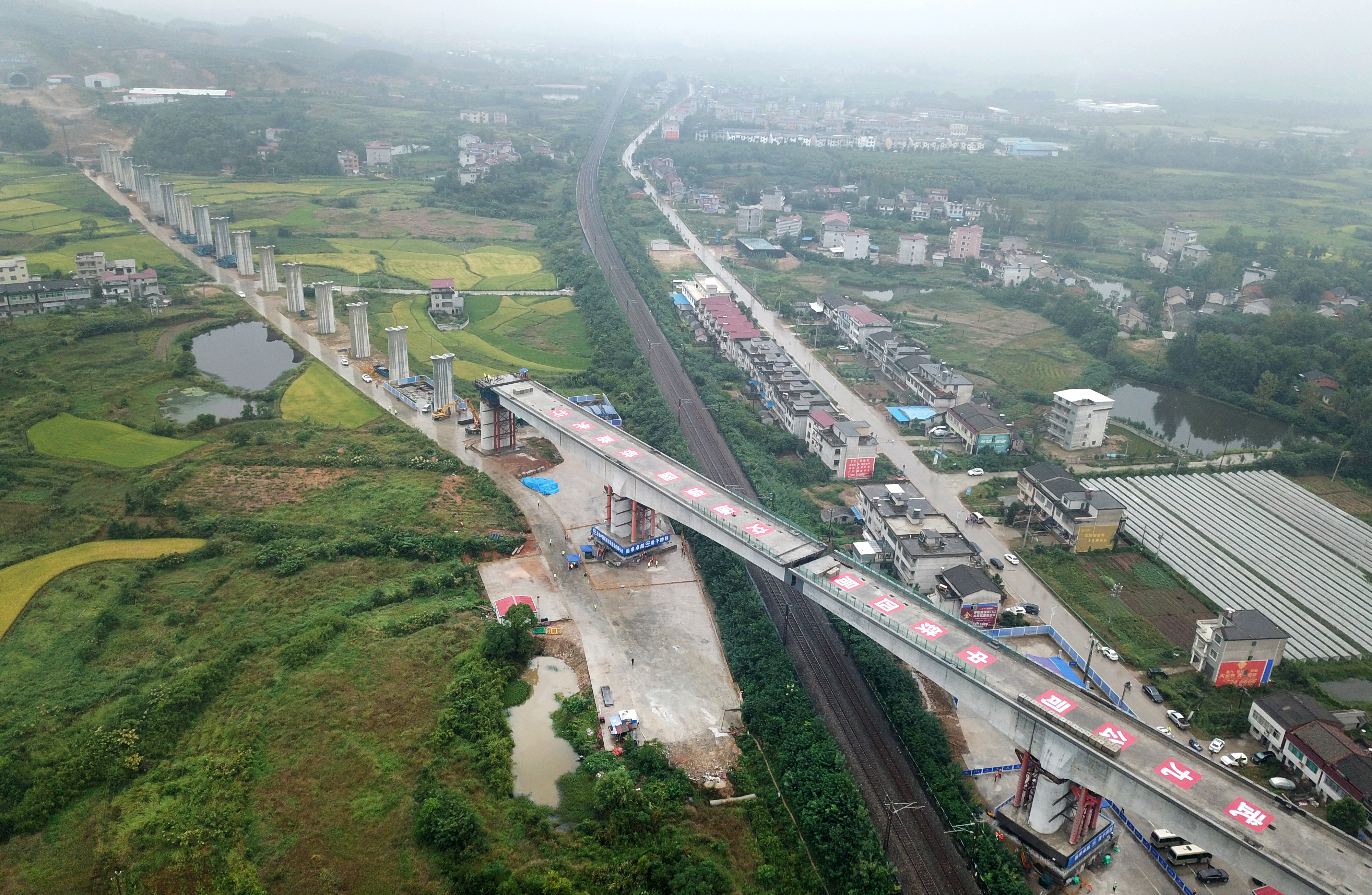 黄黄铁路范家岗特大桥跨京九铁路连续梁成功转体(5)