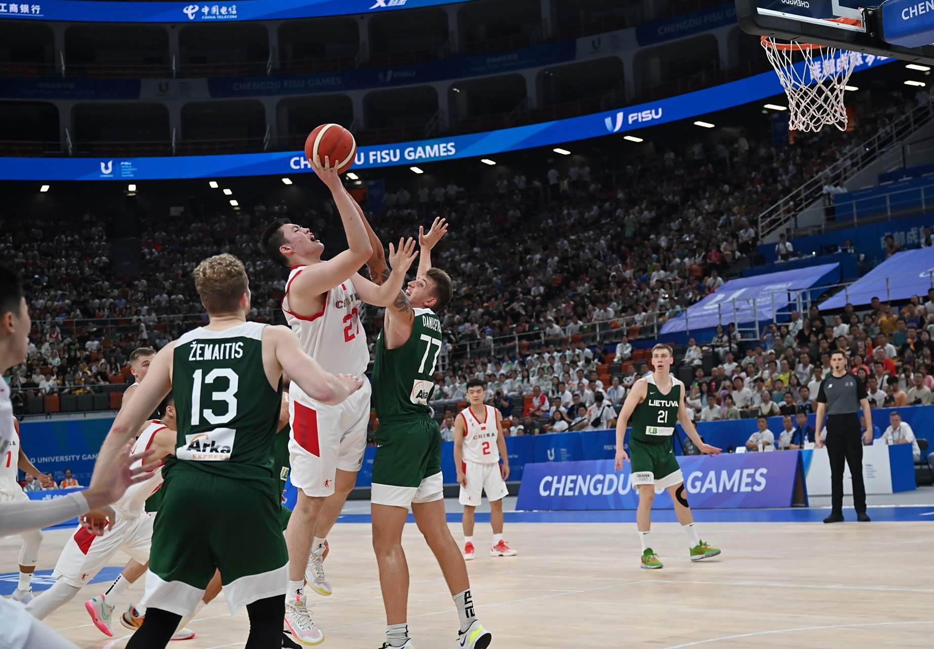 7月30日,成都大运会男子篮球预赛a组第二场比赛,中国男子大学生篮球队