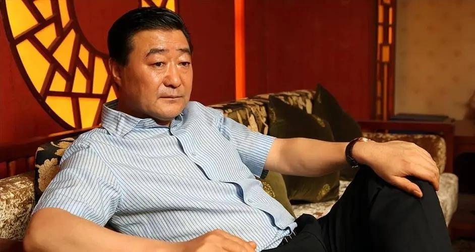 回顾:"a级通缉犯"寇静瑶:19岁被12辆悍马接进豪门,生4