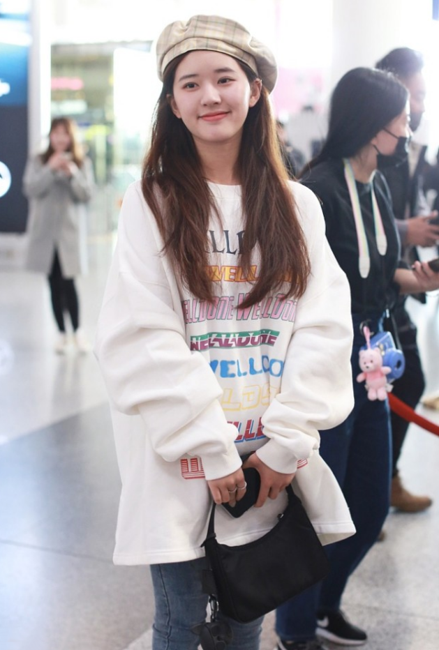 赵露思4套卫衣打扮,带着满满的青春感,普通女孩照穿准没错