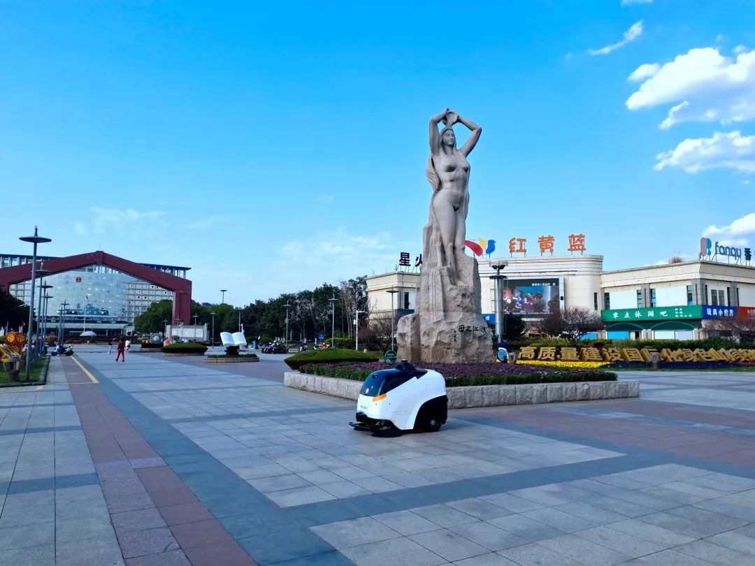 安吉生态广场"上班"的无人驾驶清扫车,你偶遇过吗?