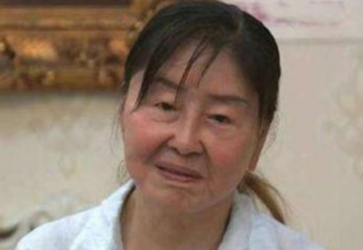 2004年,河南19岁女子生完孩子一夜变老,儿子:不要你这个丑八怪