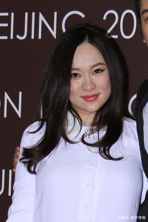 42岁黄奕近照爆出,身材发福踩20厘米恨天高,无意间暴露一缺点