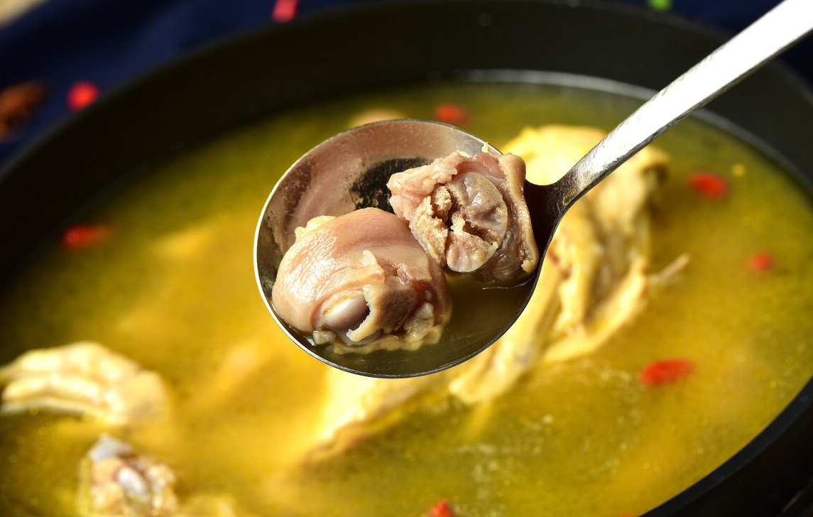 秋天要来了,提前润起来,学个松茸枸杞炖鸡汤,营养滋补又美味