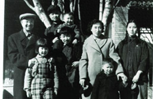 55年新军装设计出现争议,陈赓一句话逗笑全场