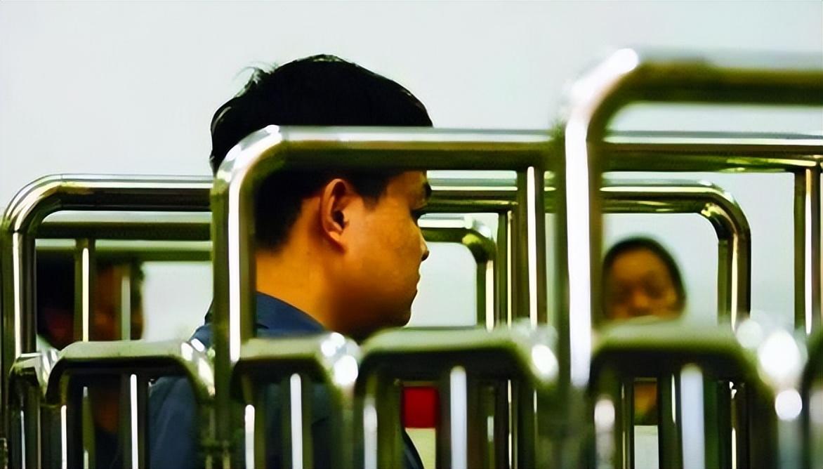 恶狼一步步的接近黄静,在黄静的私人宿舍里,姜俊武发誓一定要得到黄静