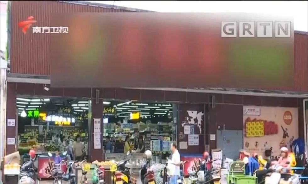 老人偷窃|老人超市偷窃后被挂牌示众，店家却直呼“太难了”，咋回事？