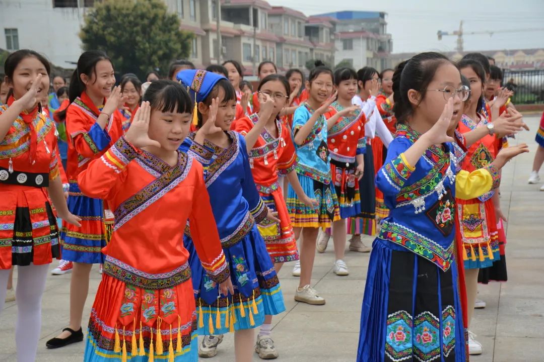 武宣县民族小学教育集团滨江校区:唱起来,跳起来"三月三"欢乐模式