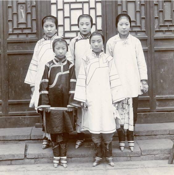 中国最后一位缠足女人,4岁裹脚成三寸金莲,今105岁高龄