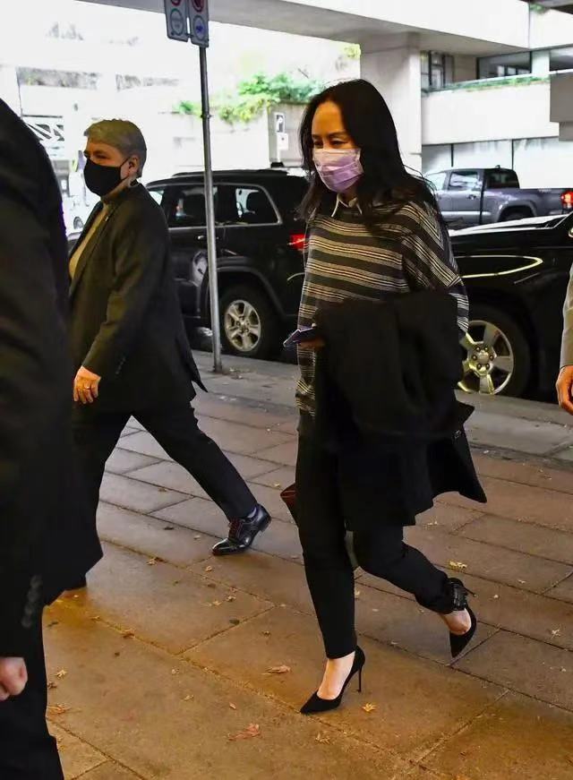 48岁孟晚舟终于做回了自己!首次公开秀恩爱,罕见染红发变小女人