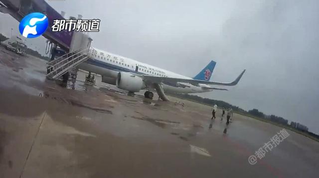 热点|女子首次坐飞机打开应急舱门被拘，并非故意捣乱但原因让人哭笑不得