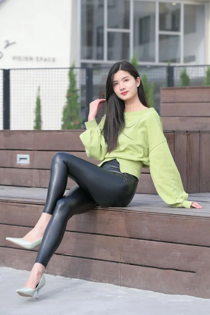 时尚气质的美女,搭配高跟鞋皮裤既显凹凸有致身材,又显女神气质