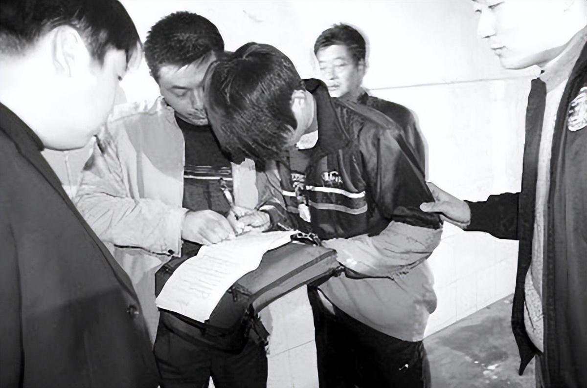 原本马新野的人生应该一片光明,可直到有一天,他目睹了父亲和邻居阿姨