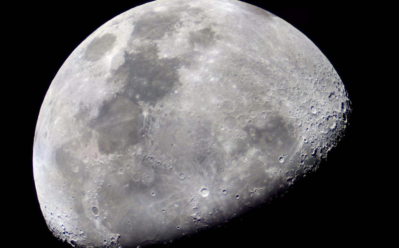 摄影师用50000张月亮照片,合成月球真面貌