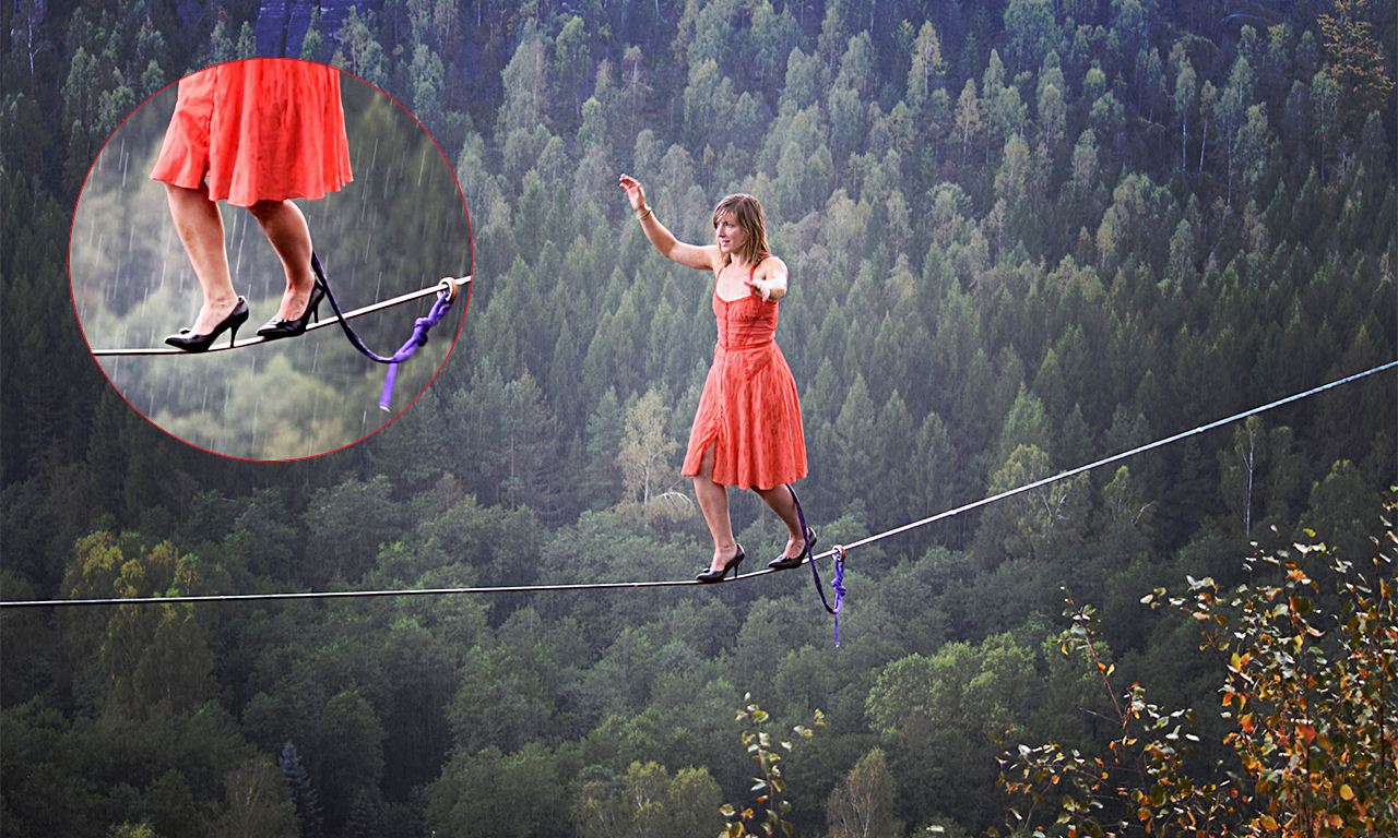 国外美女穿高跟鞋走钢丝,没有保护措施,这平衡感太绝了!