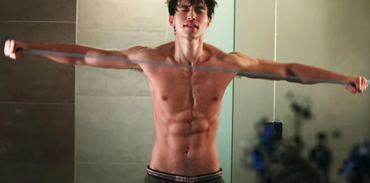 40岁李东旭大晒牛奶腹肌,秒杀"小狼狗",这身材简直完美