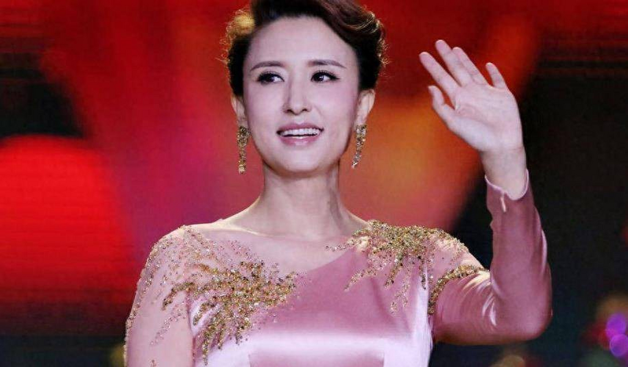 2013年,毕福剑把34岁的央视主持人张蕾,介绍给了54岁的富商王吉财,并