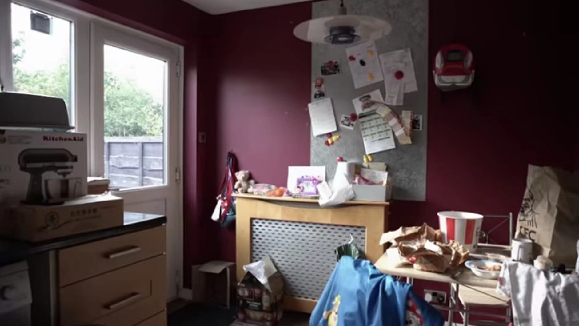 回顾:女教师带全家移民英国,老公:宁愿乞讨也不回国,现在如何