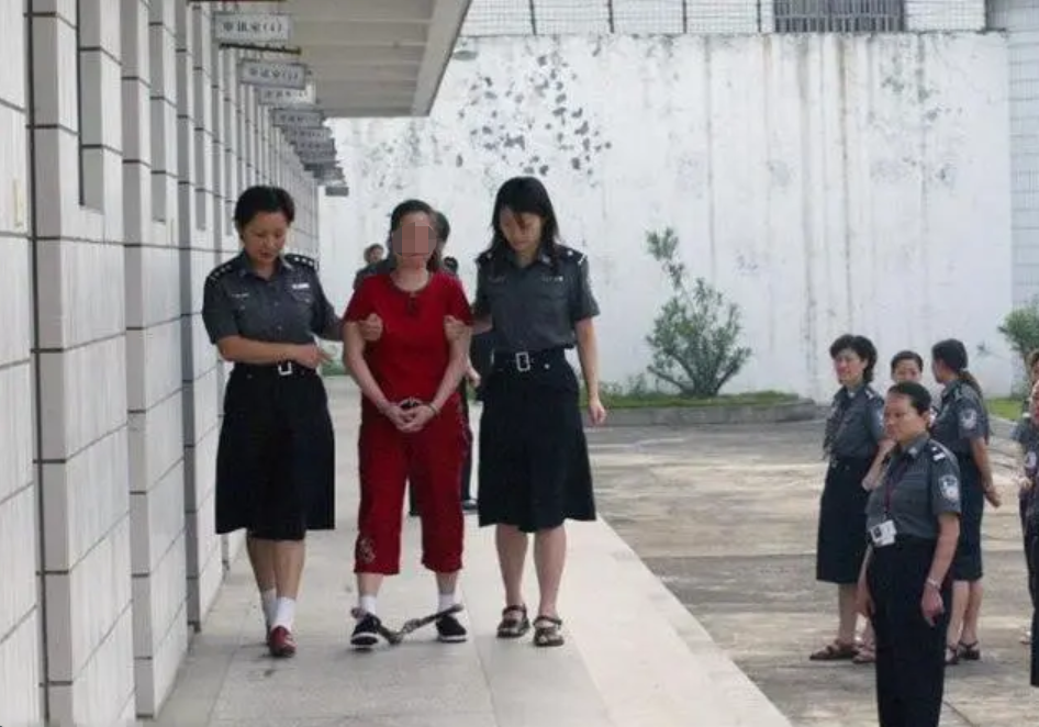蒋艳萍:与40个领导"谈恋爱",入狱4年后怀孕,现在孩子20岁了
