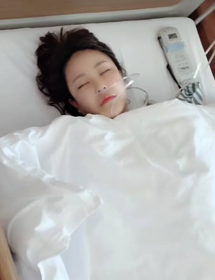 步泡泡龙后尘?猫妹妹住院被下病危通知书,躺病床上仍不忘带货