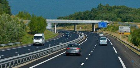 车开烂才醒悟:高速犯困喝红牛没用,用简单一招,开车不困了