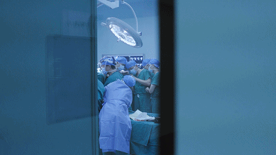 深圳大学总医院脊柱骨病科团队 4 次「粉身碎骨」的手术打开患者折叠的人生