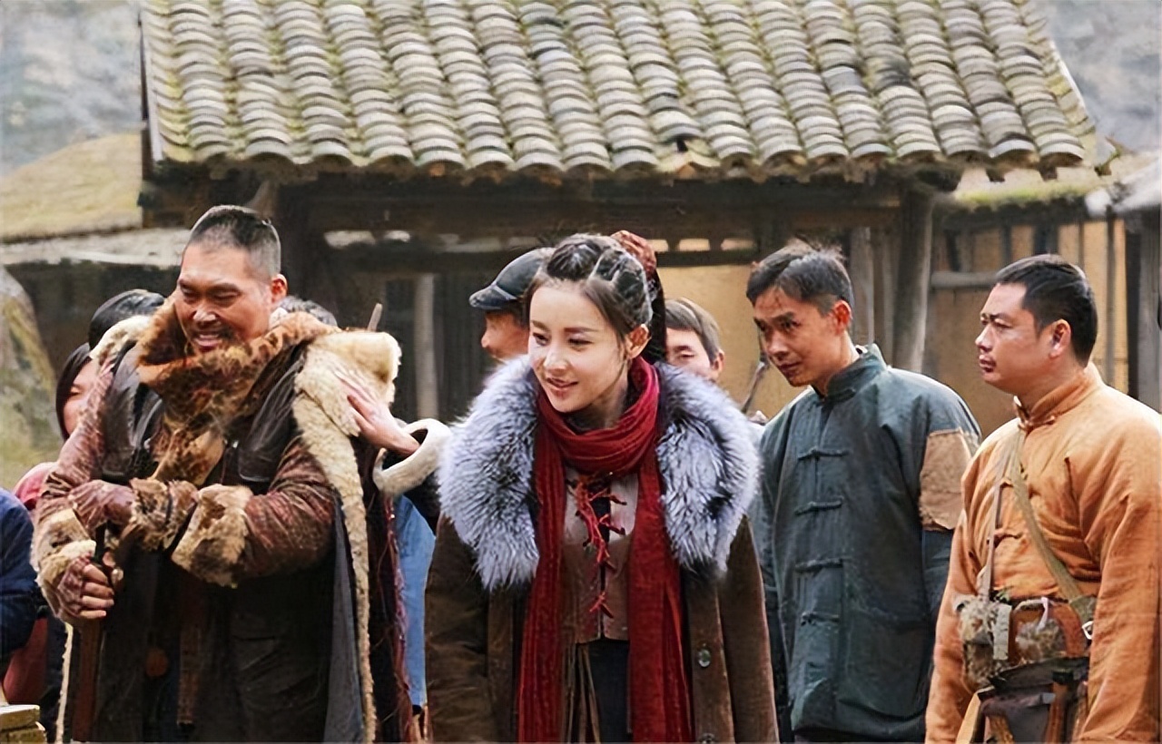 双枪女匪驼龙:16岁被卖进妓院,24岁时被枪毙,有人现场送她钱财