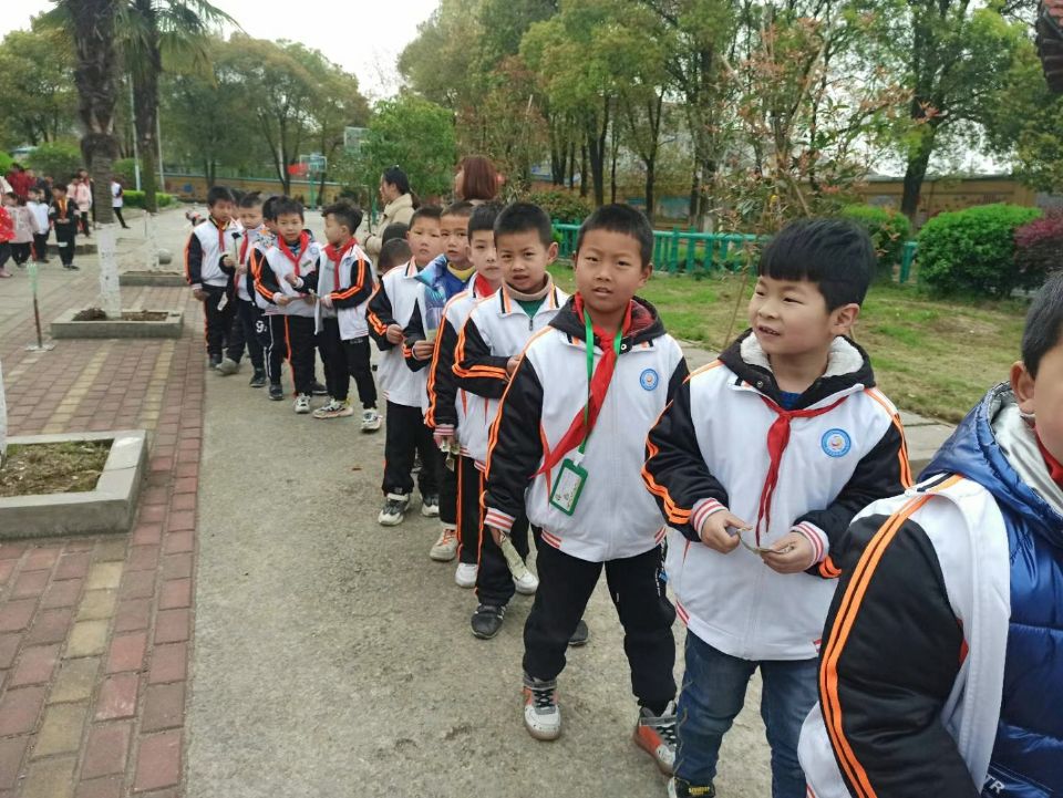 汉川市回龙中心小学开展弘扬雷锋精神奉献一片爱心捐款活动