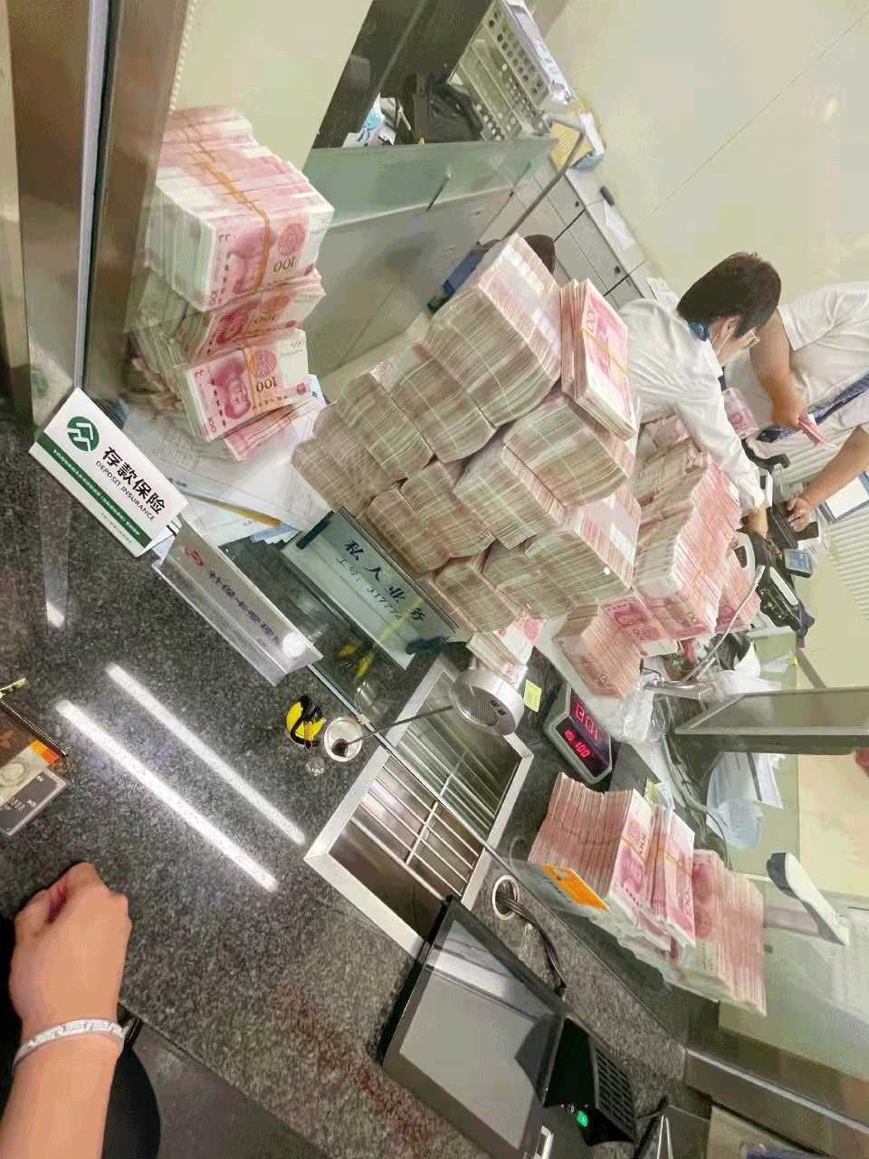 500万现金行李箱图片