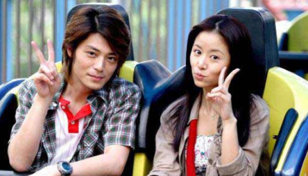 两人因为拍电影《做头》结识,关之琳很照顾他,知道霍建华肠胃不舒服.