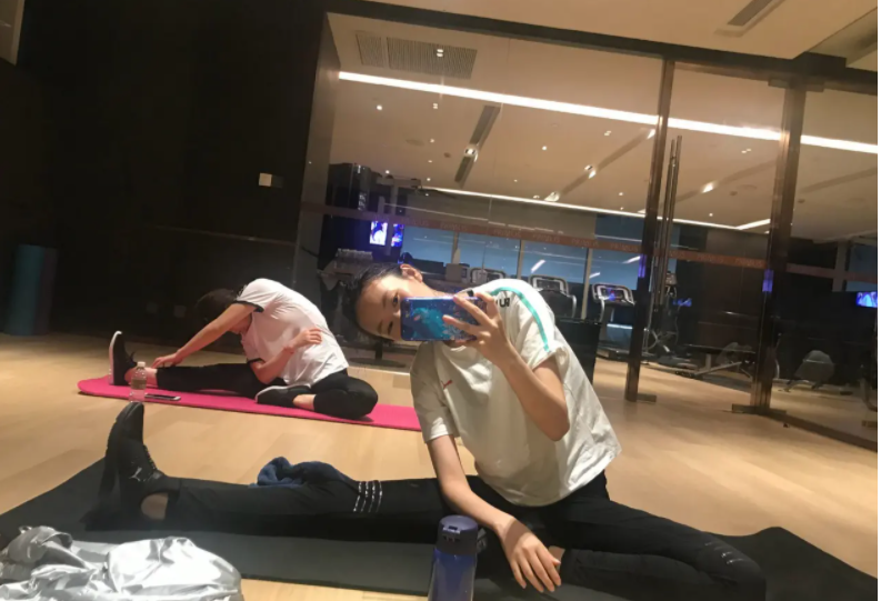 女神童瑶素颜健身照曝光!穿背心躺地上身材扁平,一截细腰太晃眼