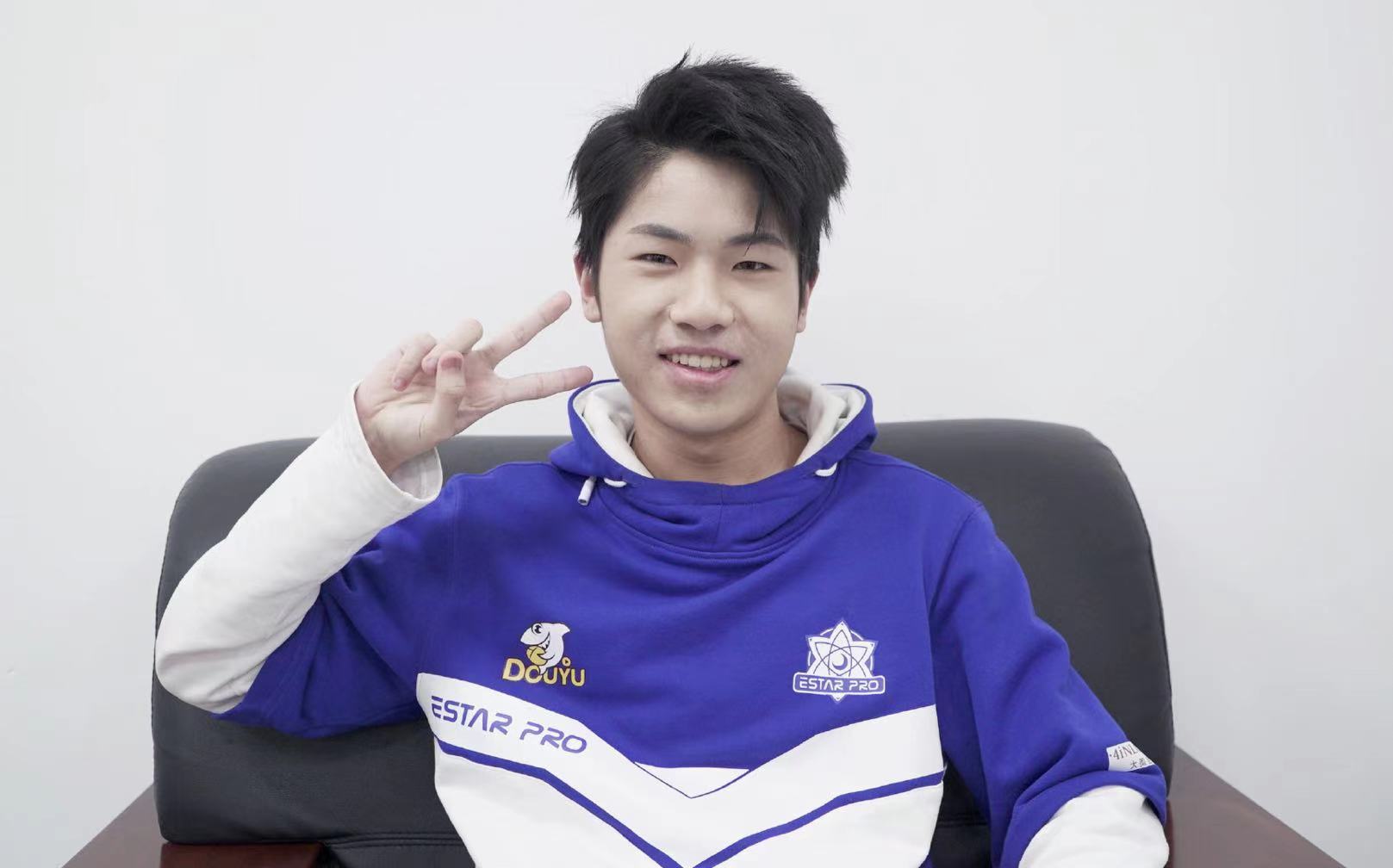 kpl电竞喜剧人花海上线,和橘子全英文聊天,一不小心暴露了水平