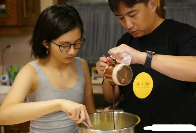 多多图书馆事件后,黄磊首晒女儿照片,眼下贴钻的多多显成熟