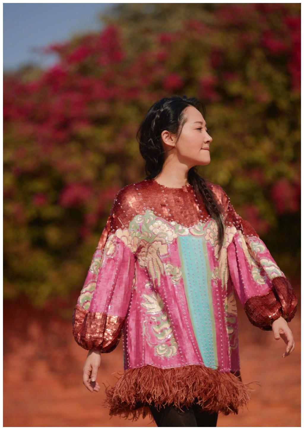 许晴真51岁了?穿流苏连衣裙扎麻花辫,状态极佳,轻松美成了28岁