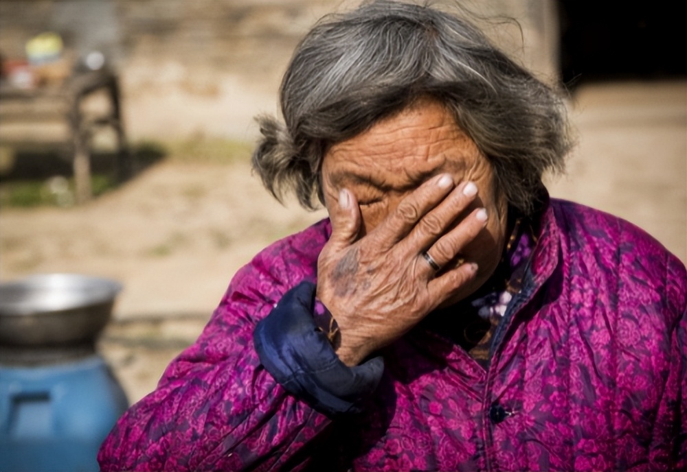 回顾一85岁母亲被儿子关门外饿死,死前哀鸣:开开门吧,妈妈好饿