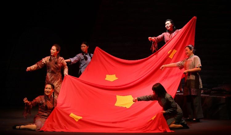 红岩中的监狱之花活下来了吗