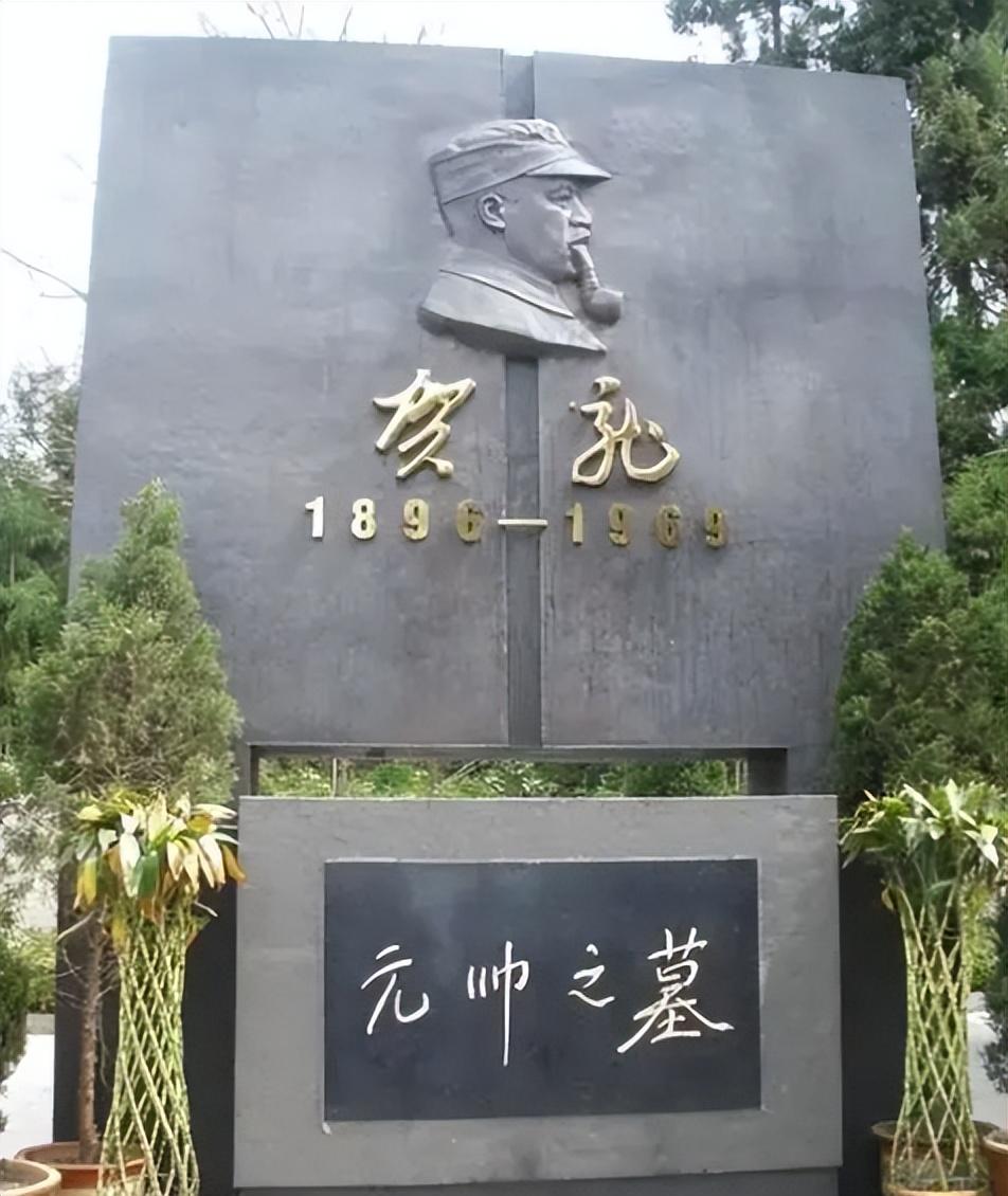 北京八宝山公墓,神秘的1号与81号墓主是谁?受祭拜最多的又是谁
