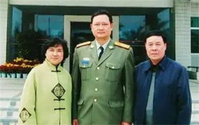 1997年,那位让英军"下岗"的指挥官谭善爱,转业后过得怎样?